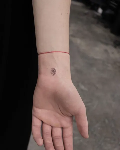 선, 무한, 믿음, 바람, 발찌, 밴드, Lettering, 보석, 사랑, 게임, 열쇠, 영원, 옴, 점, 개미, 뇌신, 단청, 담배, 오니, 지네, 지혜, 체인, 추억, 치유, 텐구, 팔찌, 평화, 한글, 한야, 희망, 게이샤, 게자리, 그래픽, 노리개, 다루마, 미니멀, 비대칭, 삭얀트, 손동작, 암밴드, 양면성, 주얼리, 초현실, 카타나, 테두리, 티베트, 오리엔탈, 우키요에, 이레즈미, 카네이션, 초소형 타투, 커스텀 타투, 플래시 타투, 기념 타투, 우정 타투, 작은 타투, Mini, 단어, 멘디, 영적, 용기, 우정, 운명, 장면, 정의, 체리, 함사, 희생, 기도하는 손, 보호 상징