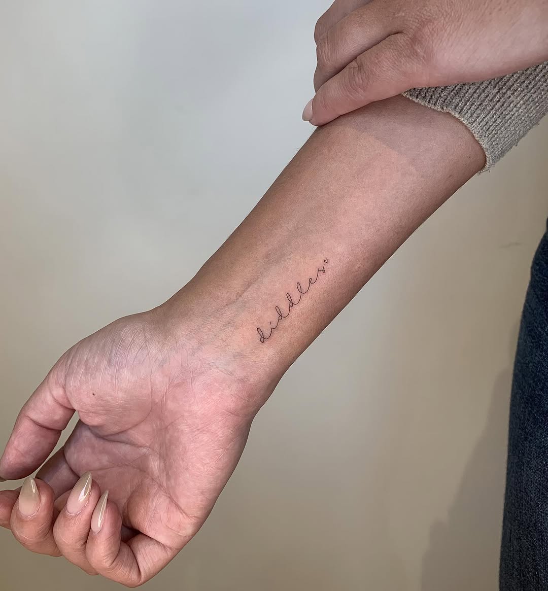 선, Lettering, 영원, 추억, 희망, 양면성, 회복력, 물병자리, 스크립트, 처녀자리, 쌍둥이자리, 날짜, 치유, 강인함, 생년월일, 천칭자리, 출생년도