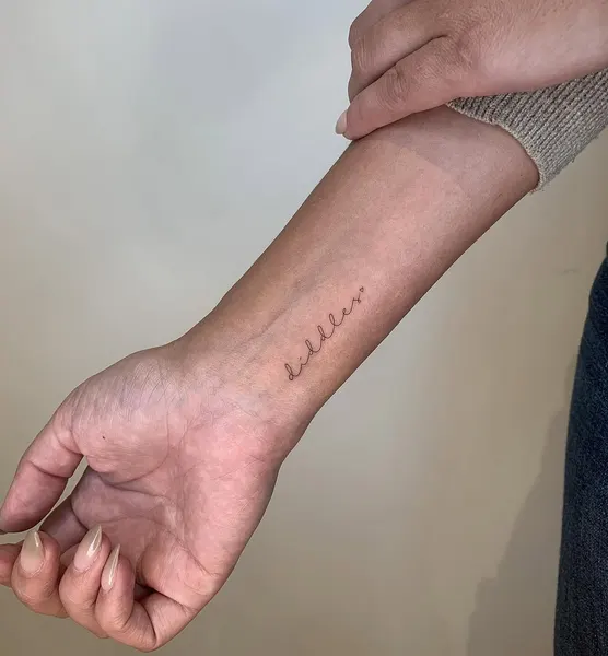 선, Lettering, 영원, 추억, 희망, 양면성, 회복력, 물병자리, 스크립트, 처녀자리, 쌍둥이자리, 날짜, 치유, 강인함, 생년월일, 천칭자리, 출생년도
