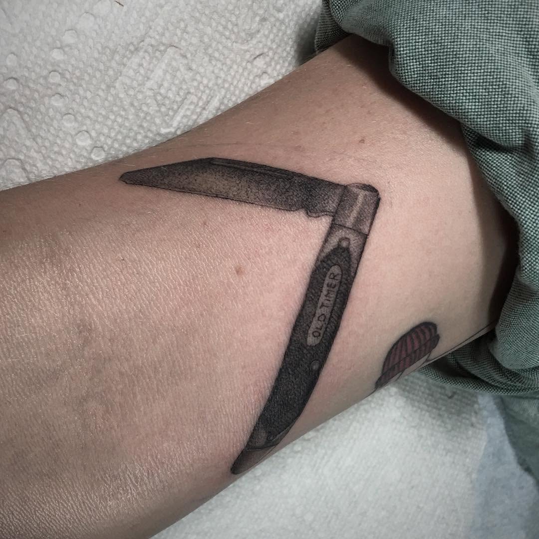 밴드, 가위, 도끼, 음악, 천둥, 화살, 이니셜, 로마 숫자, 숫자, 열쇠, 가시철사, 스크립트, 전통 매듭, 활과 화살