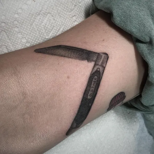 밴드, 가위, 도끼, 음악, 천둥, 화살, 이니셜, 로마 숫자, 숫자, 열쇠, 가시철사, 스크립트, 전통 매듭, 활과 화살