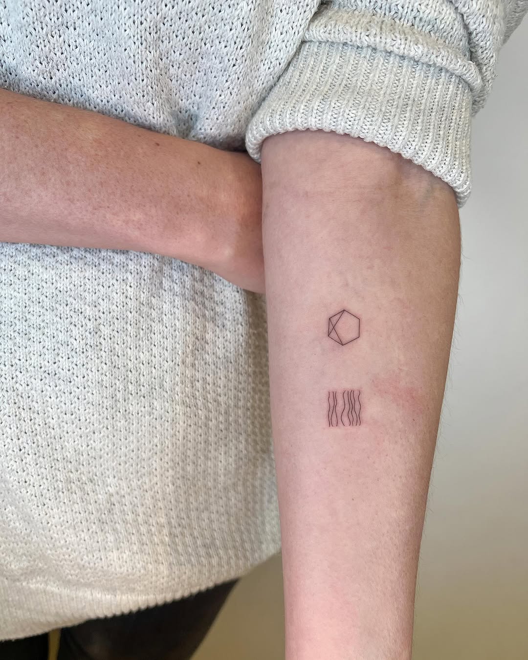 달, Lettering, 옴, 점, 음양, 일식, 치유, 미니멀, 물병자리, 우키요에, 처녀자리, 황소자리, 쌍둥이자리, 우정 타투, 오니, 혜성, 레트로, 초승달, 초소형 타투, 플래시 타투, 기념 타투, 작은 타투, 커플 타투