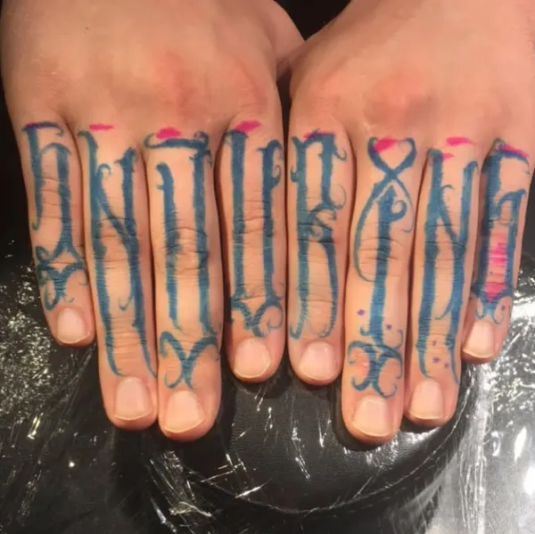 손, Lettering