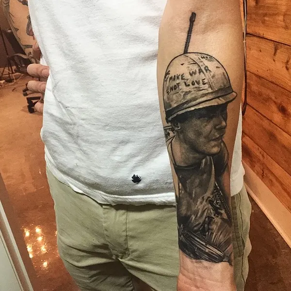 군인