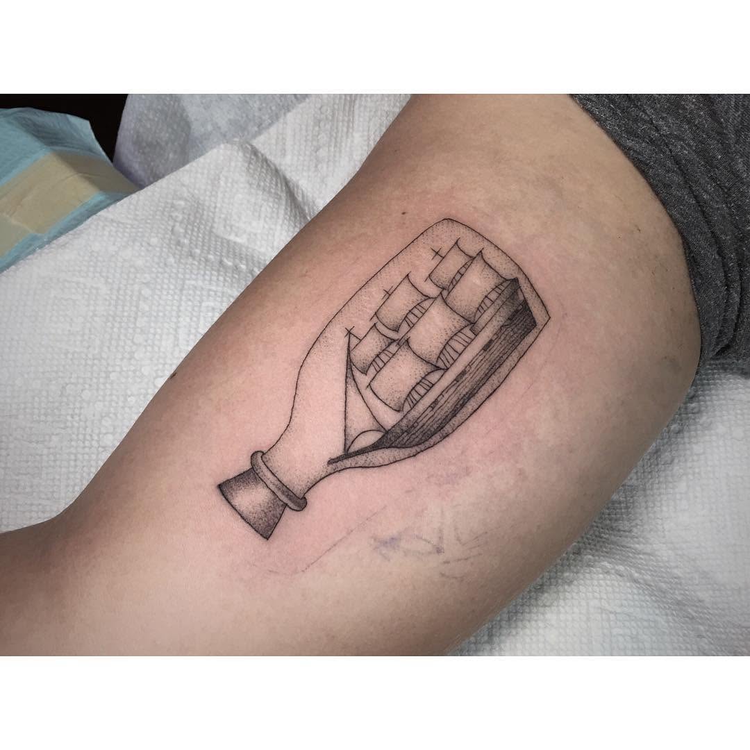 병, 컵, 펜, 힘, 권총, 담배, 촛불, 라이터, 마이크, 와인잔, 잉크병, 카메라