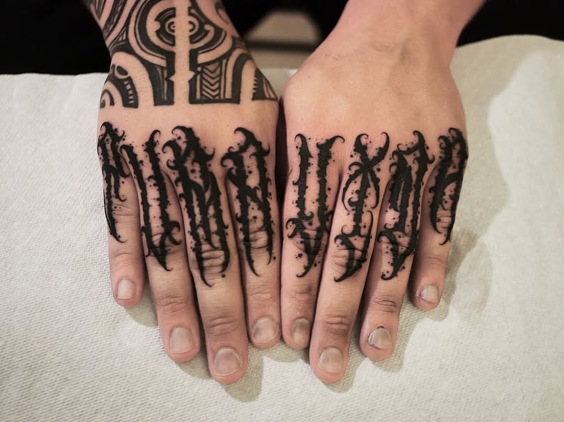 손, Lettering