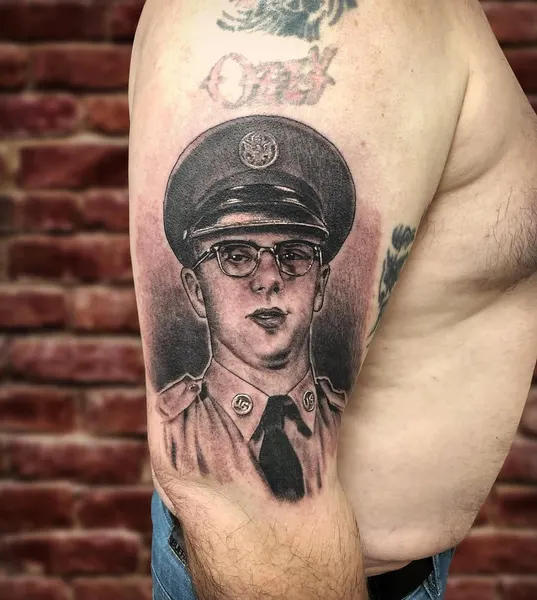군인