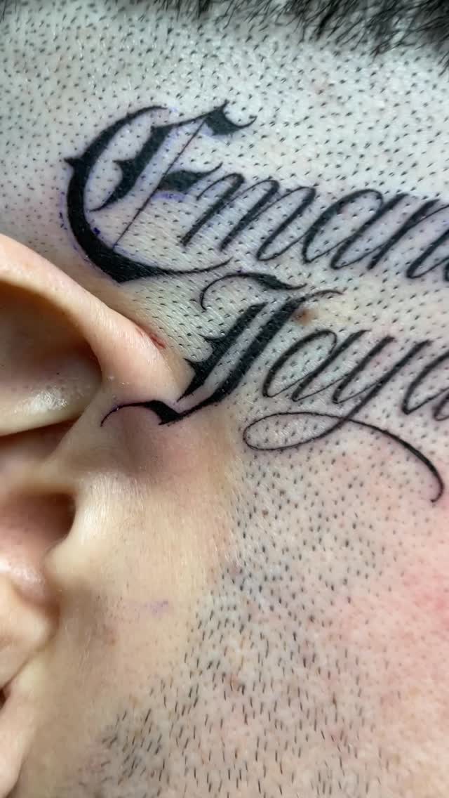 Lettering, 이름, 스크립트, 추모 문구, 올드 잉글리시, 연기, 지혜, 갱스터, 그래픽, 다루마, 디테일, 붓터치, 잉크병, 해부학, 그래피티, 블라스트오버, 타자기 폰트, 아랍어 레터링, 가족 이름, 연기 배경, 등 전체 타투