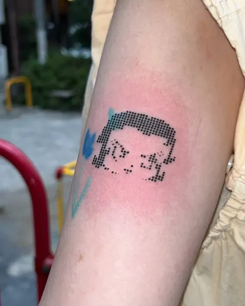 옴, 달, 일식, 초승달, 물병자리, 물고기자리, 나선, 토성, 별자리