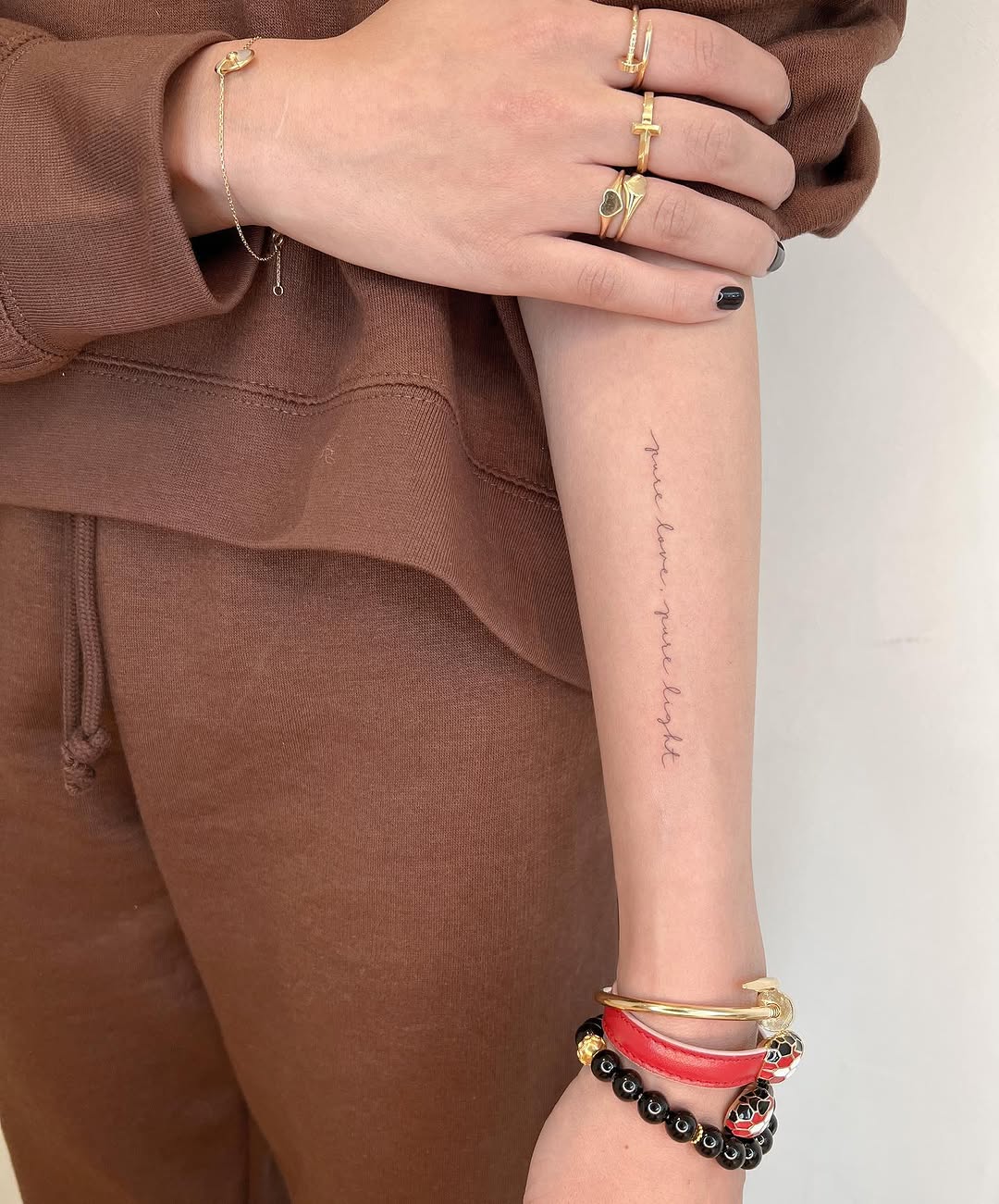 Lettering, 문장, 서예, 시, 책, 가사, 단어, 용기, 정의, 지혜, 향수, 강인함, 동백꽃, 삼족오, 손글씨, 양면성, 회복력, 스크립트, 타자기 폰트, 미니멀 레터링, 아랍어 레터링, 성경 구절, 한글 레터링, 날짜, 믿음, 사랑, 여권, 영원, 좌표, 희망, 일본어 레터링, 고딕 레터링