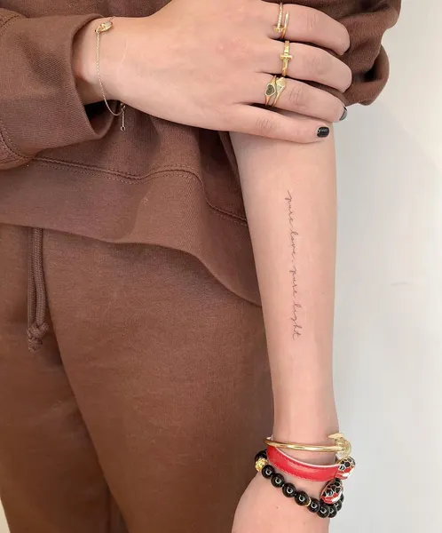 Lettering, 문장, 서예, 시, 책, 가사, 단어, 용기, 정의, 지혜, 향수, 강인함, 동백꽃, 삼족오, 손글씨, 양면성, 회복력, 스크립트, 타자기 폰트, 미니멀 레터링, 아랍어 레터링, 성경 구절, 한글 레터링, 날짜, 믿음, 사랑, 여권, 영원, 좌표, 희망, 일본어 레터링, 고딕 레터링
