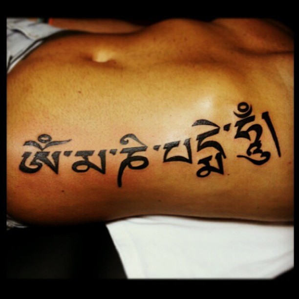 띠, Lettering