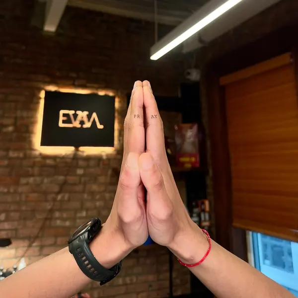Mini, 기도하는 손
